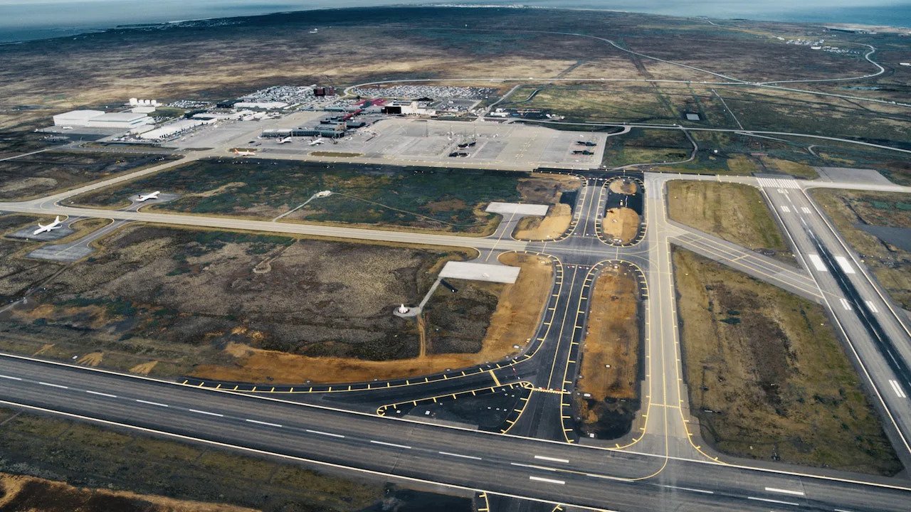 A new taxiway opens at Keflavik Airport