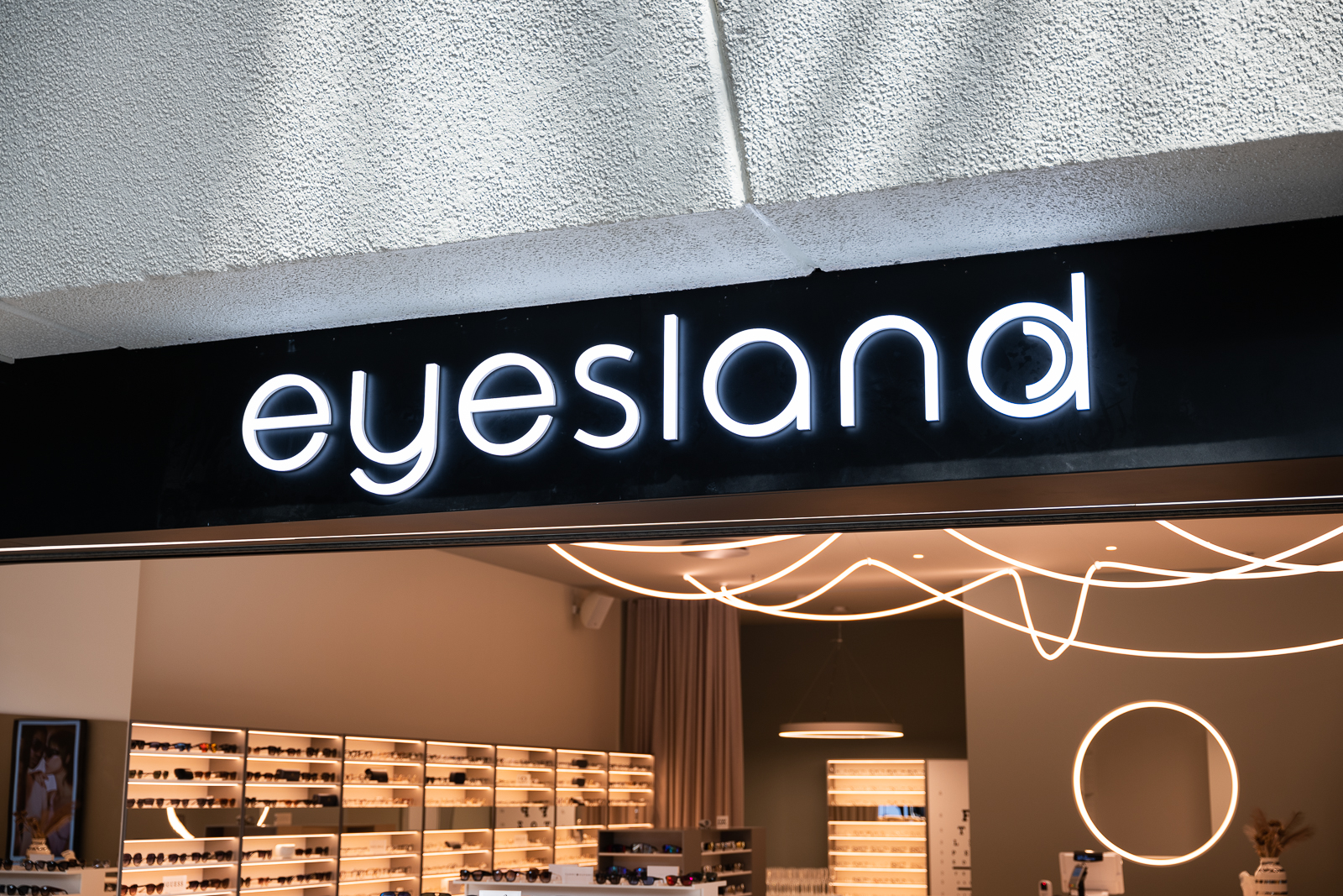 New elegant eyewear store opens at Keflavik Airport