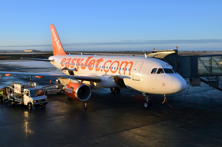 EasyJet connects Keflavik and Manchester